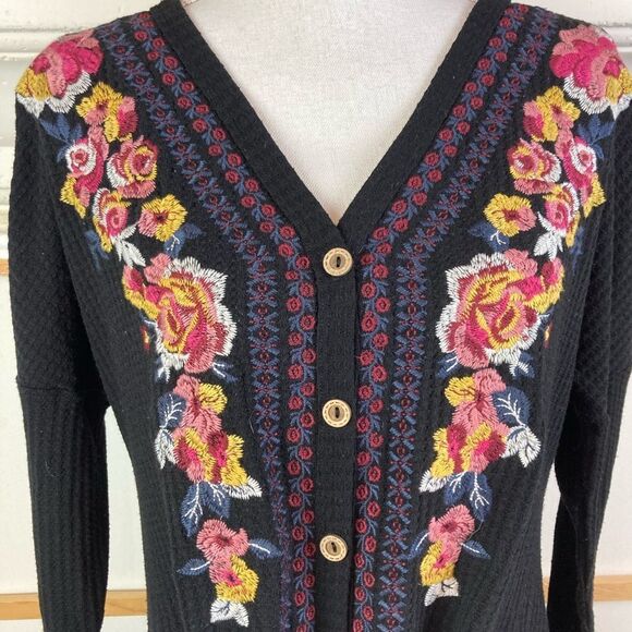 Andree by Unit waffle knit top w/amazing floral embroidery cozy oversized - Picture 3 of 10